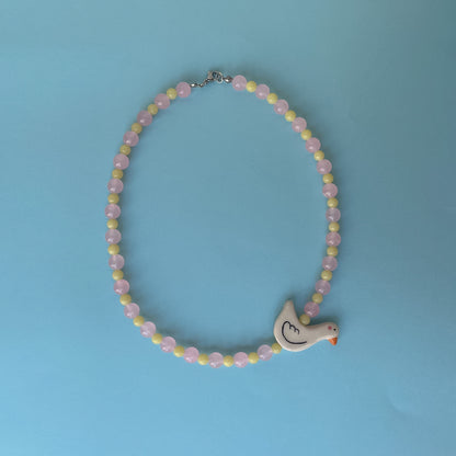 Collana rosa e gialla con paperella