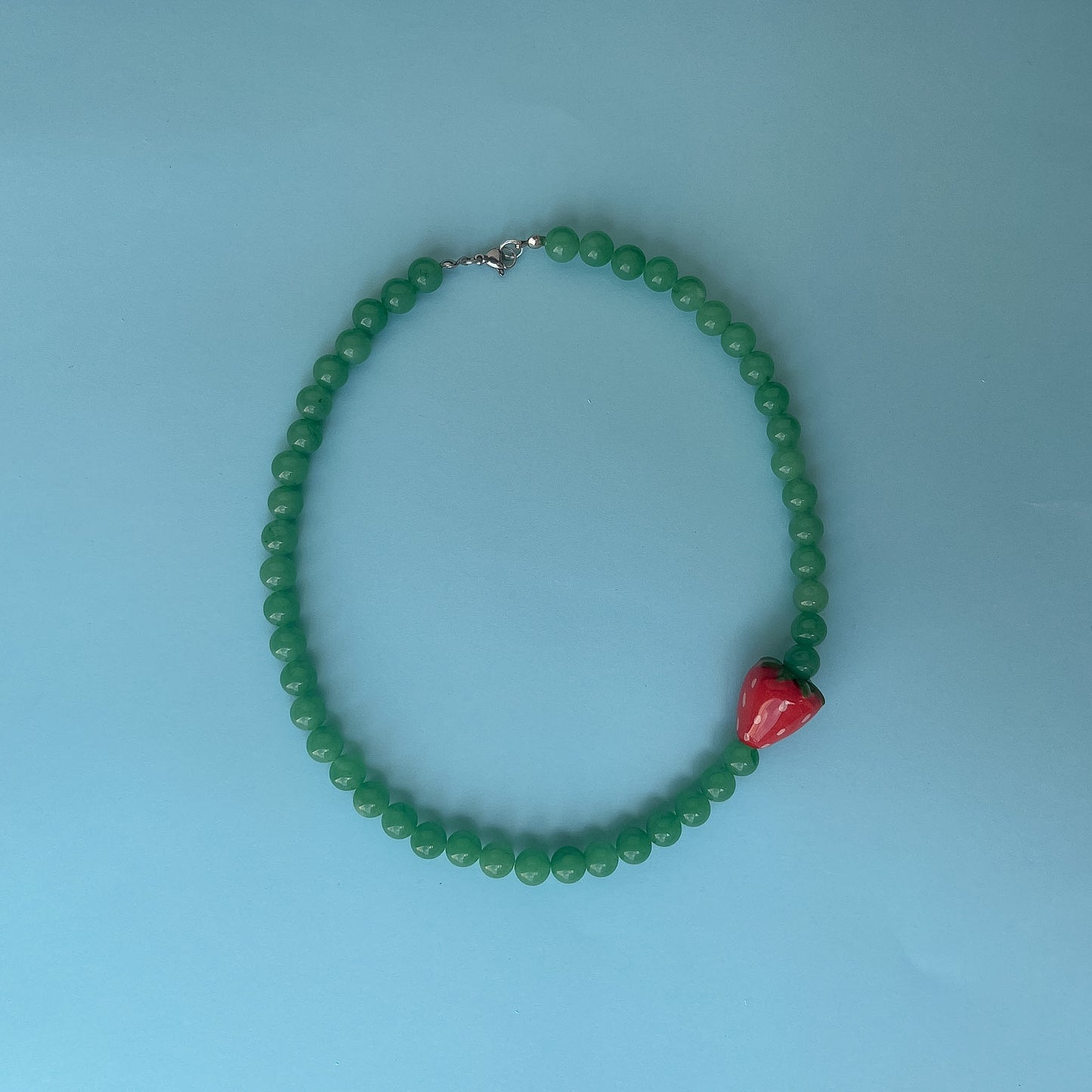 Collana verde con perlina fragola
