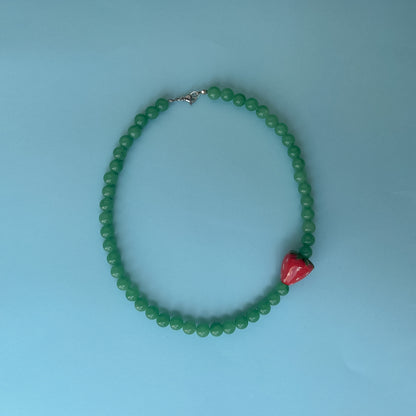 Collana verde con perlina fragola
