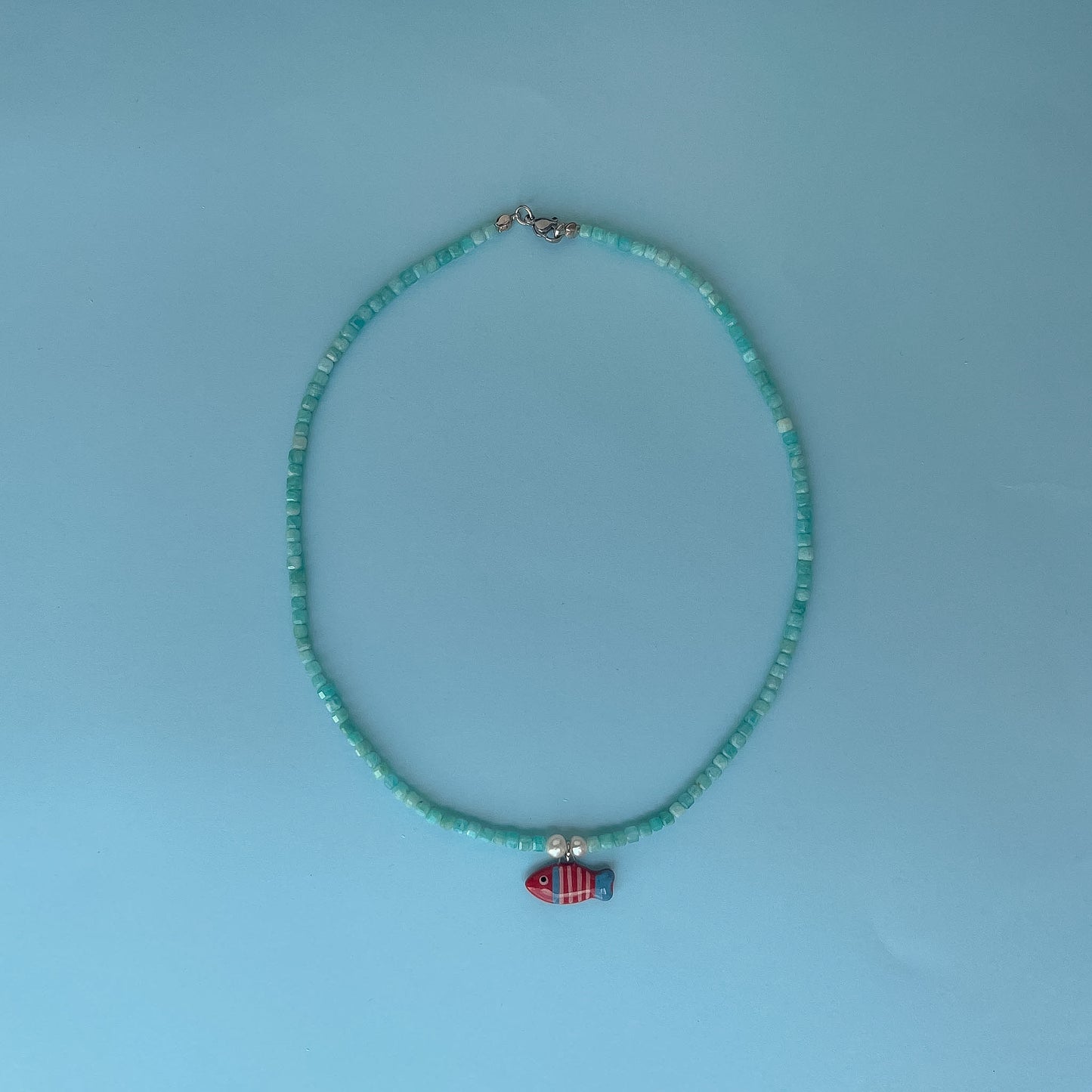 Collana in amazonite con pesciolino rosso