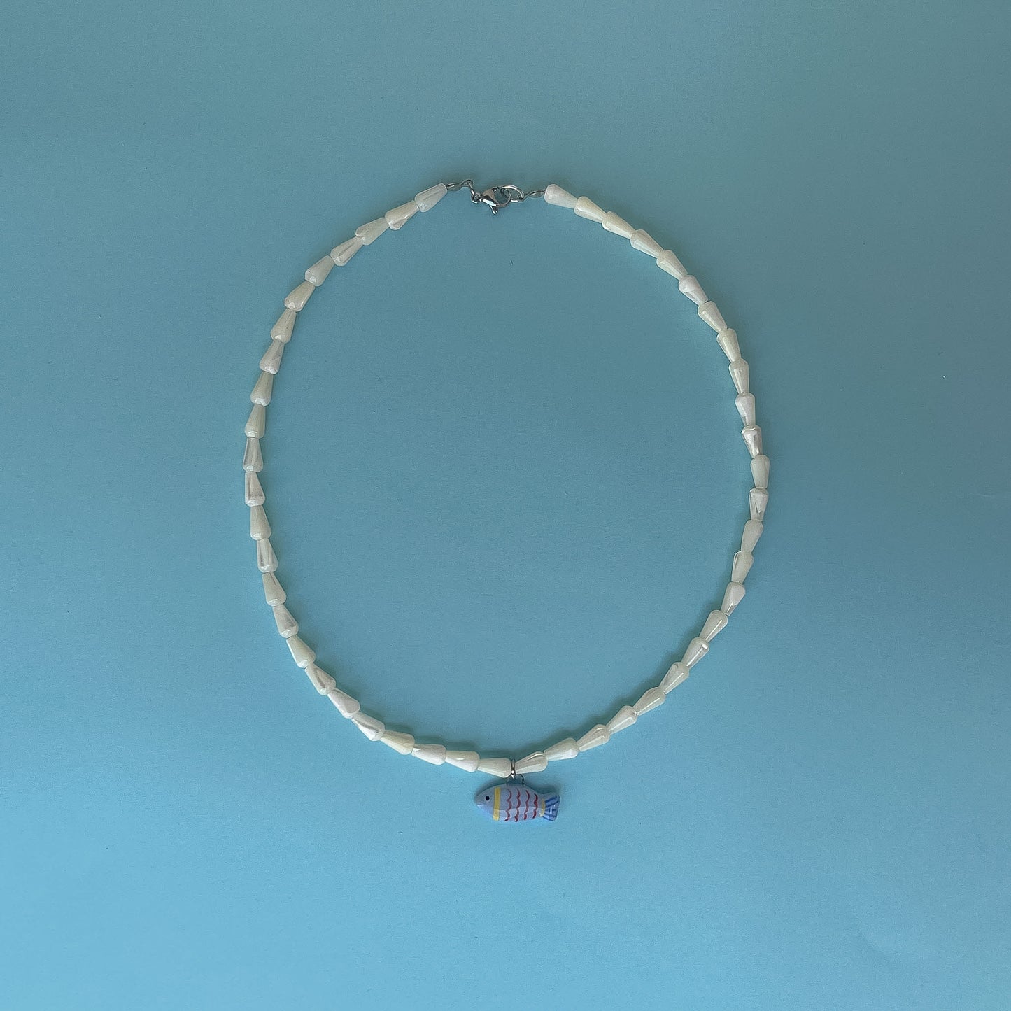 Collana in madreperla con pesciolino azzurro
