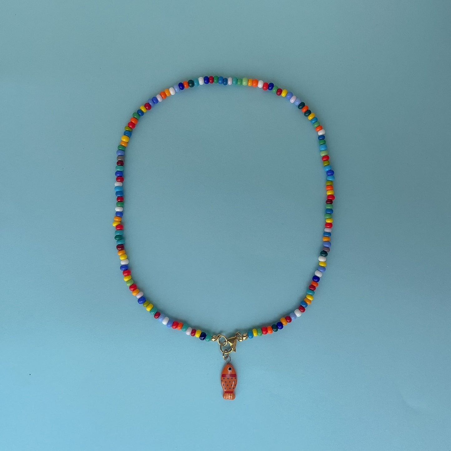 Collana colorata con ciondolo pesciolino arancione
