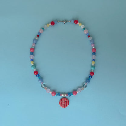 Collana multicolor con ciondolo bottone