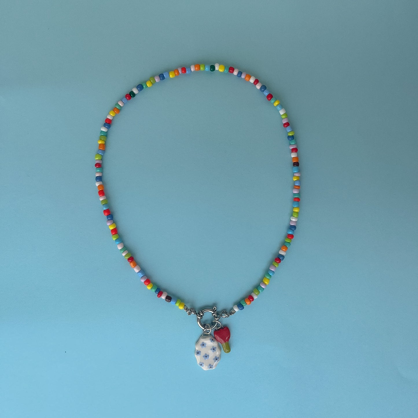 Collana colorata con ciondolo fiorellini e tulipano