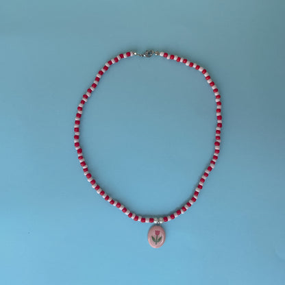Collana rosa e rossa con ciondolo tulipano