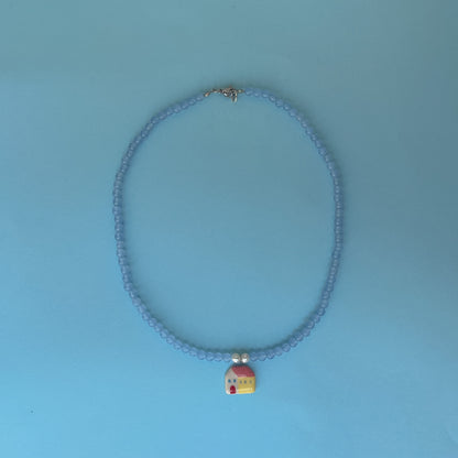 Collana azzurra con ciondolo casetta gialla