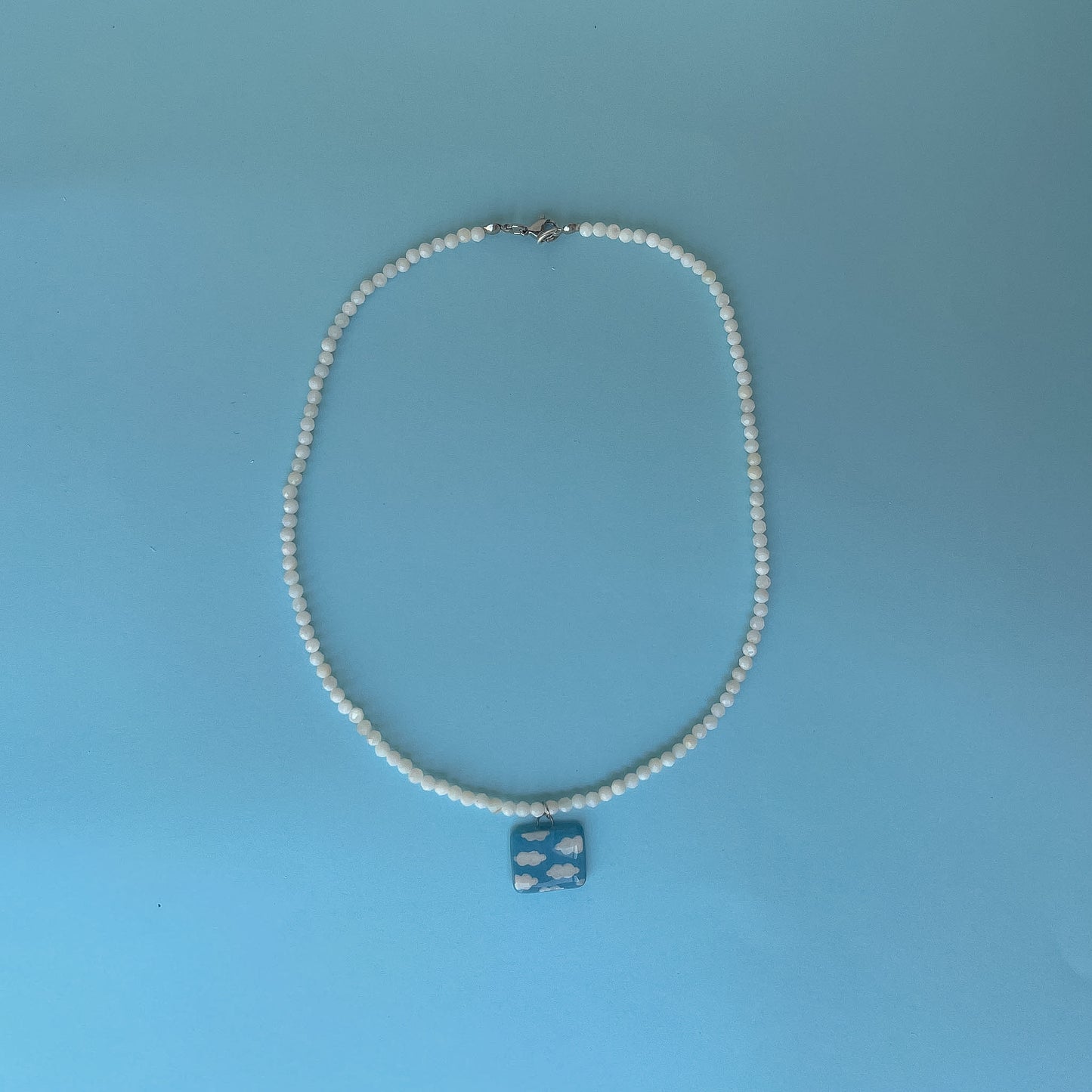 Collana bianca con ciondolo cielo