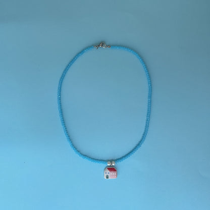 Collana azzurra con ciondolo casetta rosa