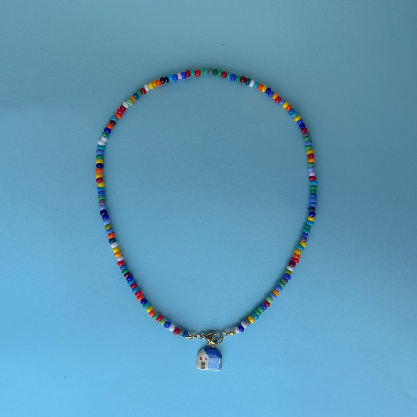 Collana colorata con ciondolo casetta blu