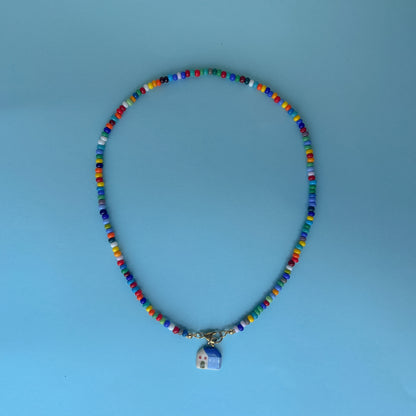 Collana colorata con ciondolo casetta blu
