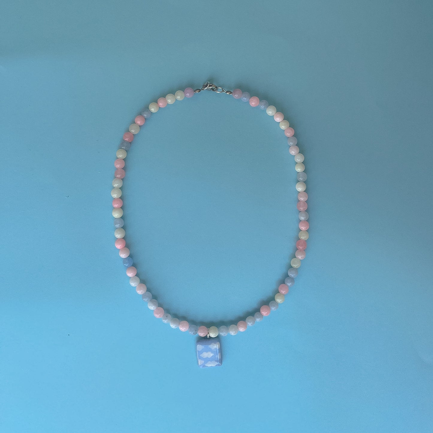 Collana colori pastello con ciondolo cielo