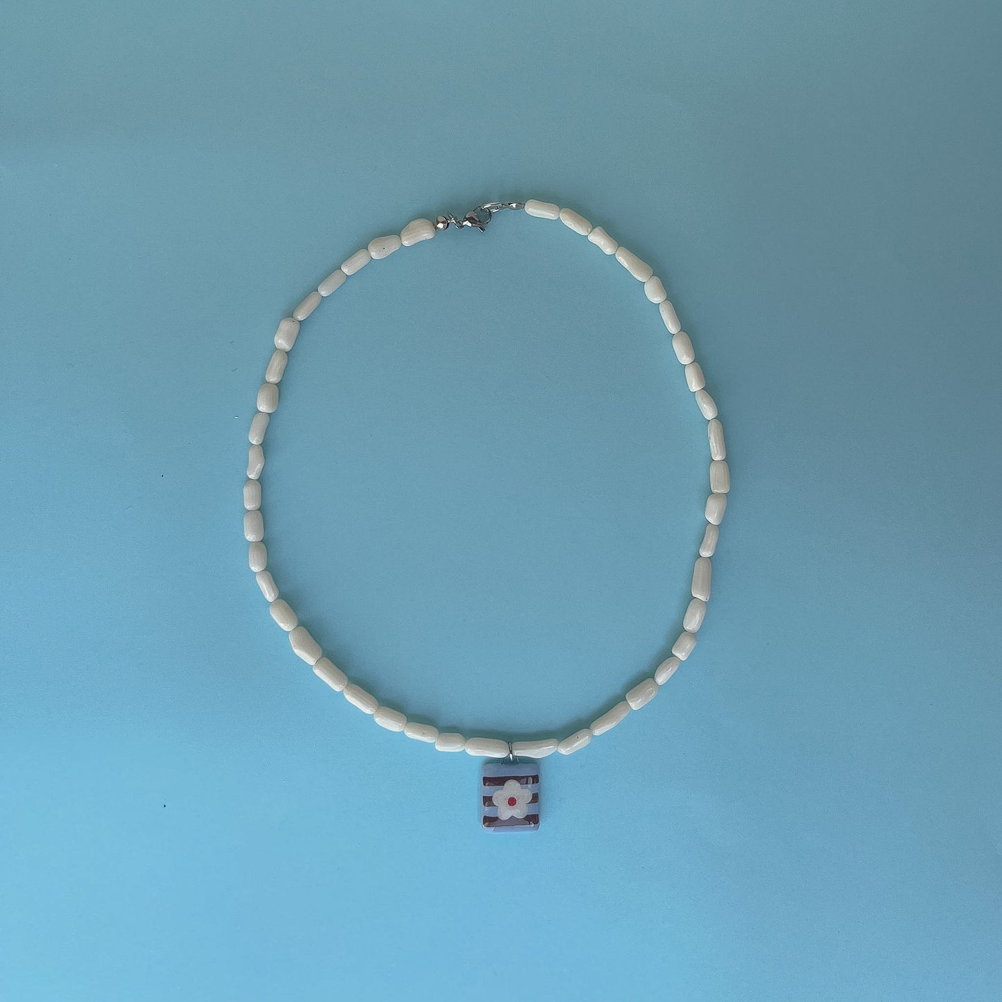 Collana bianca con ciondolo fiore