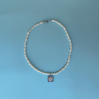 Collana bianca con ciondolo fiore