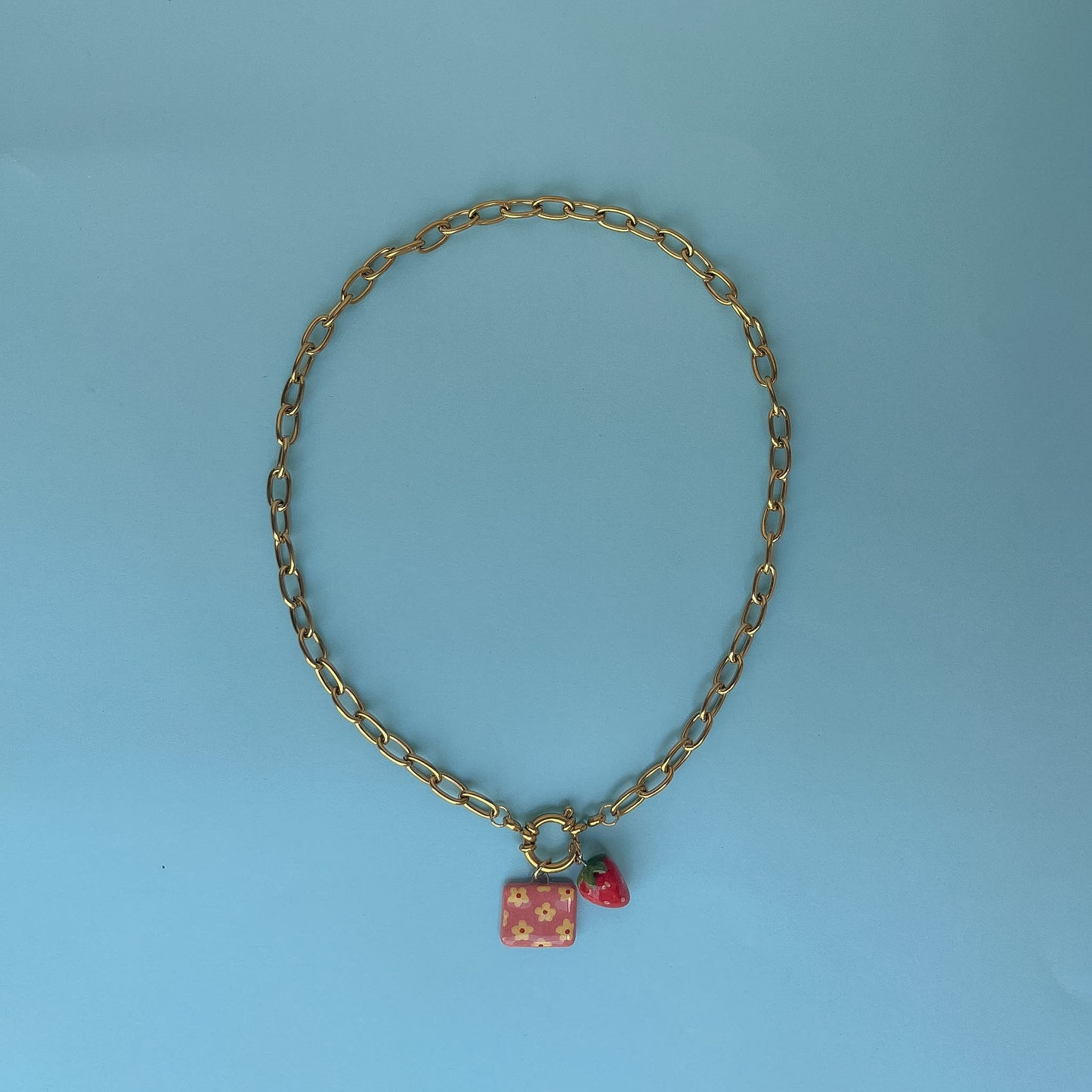 Catenella oro con fiorellini e fragola