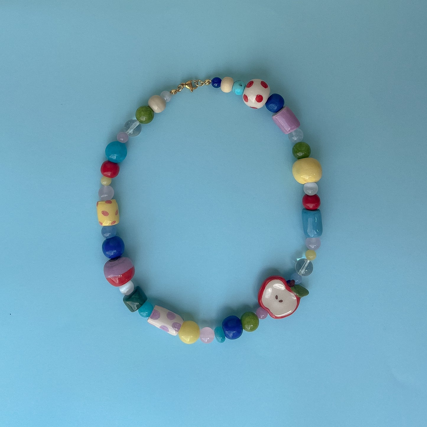 Collana con perline in ceramica e mela