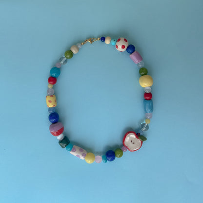 Collana con perline in ceramica e mela