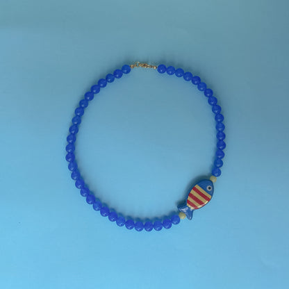 Collana blu con pesciolino