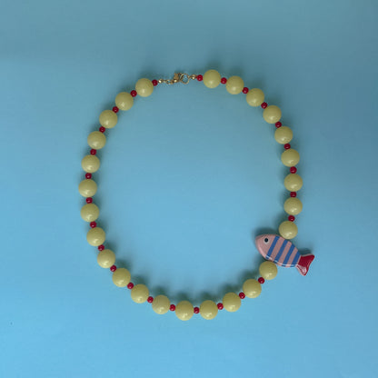 Collana gialla con pesciolino