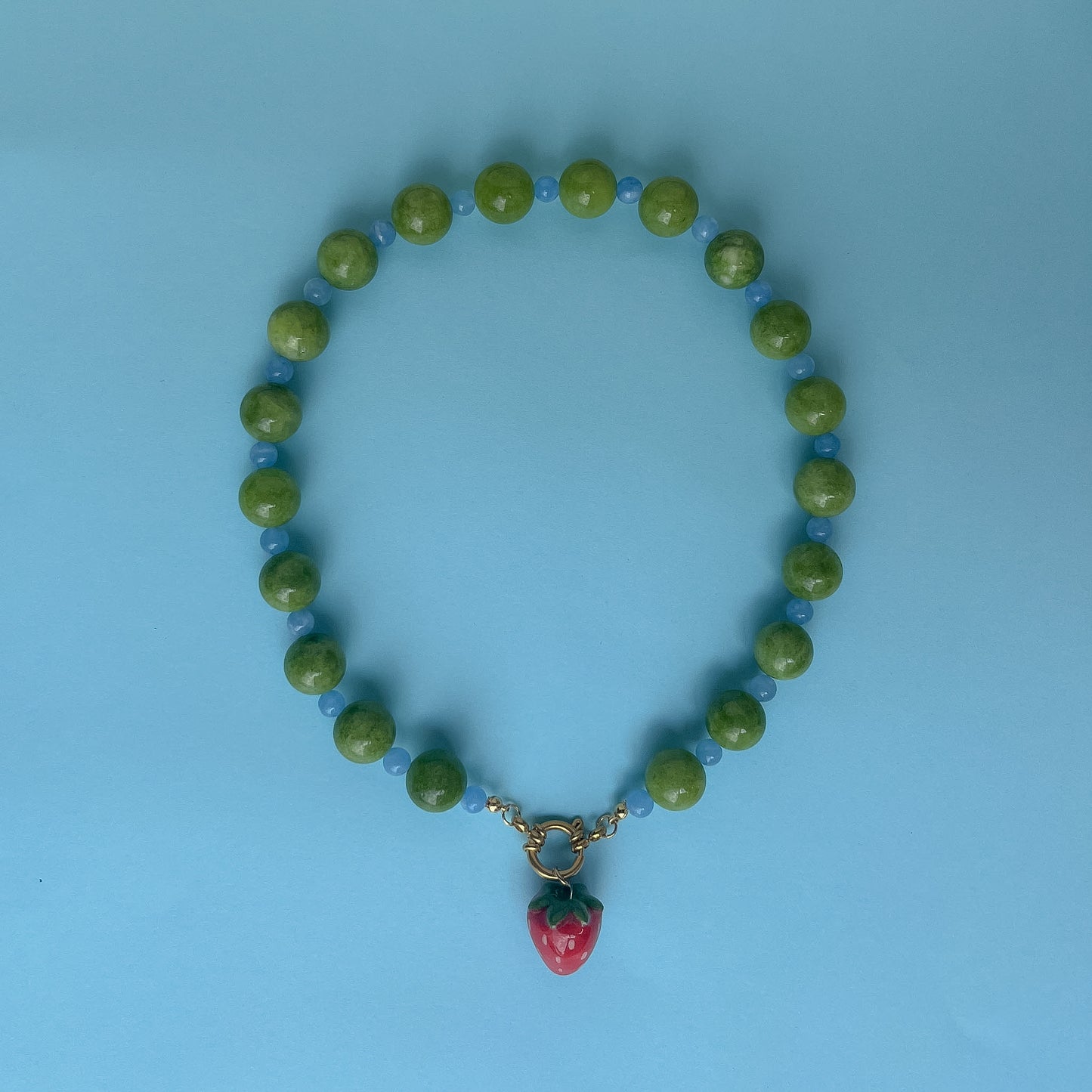 Collana verde con moschettone e fragola gigante