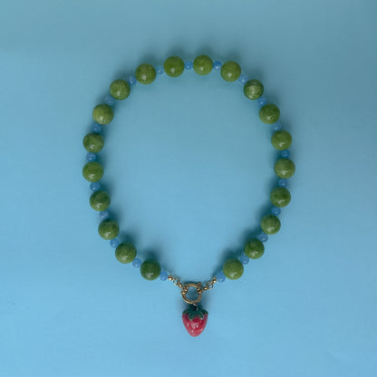 Collana verde con moschettone e fragola gigante