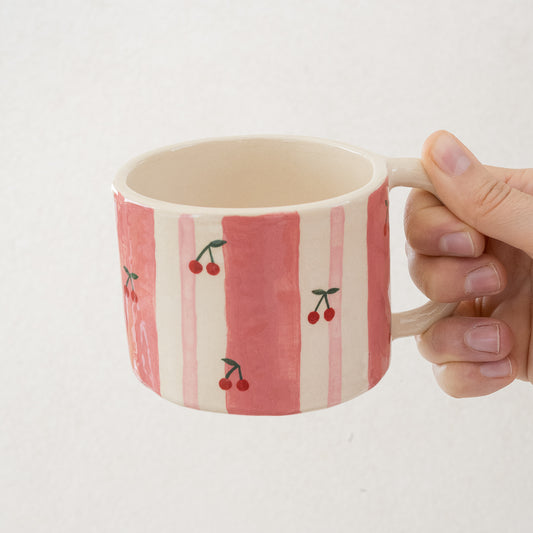 Tazza a righe con ciliegie