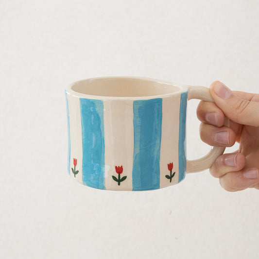 Tazza a righe con tulipani