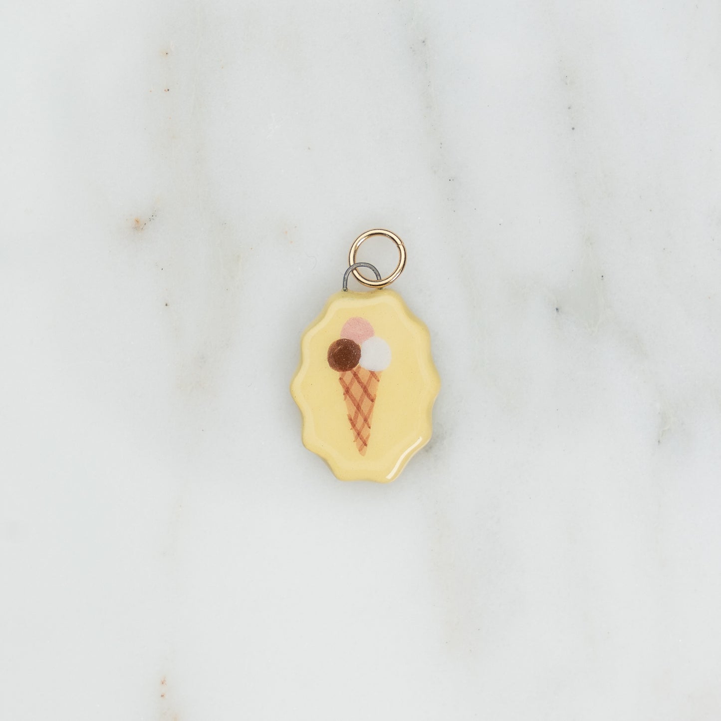 Ciondolo ovale con bordo ondulato