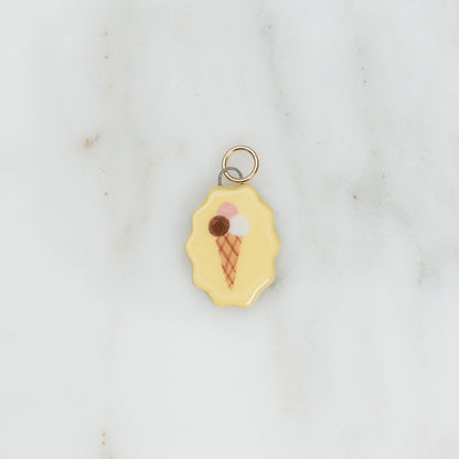 Ciondolo ovale con bordo ondulato