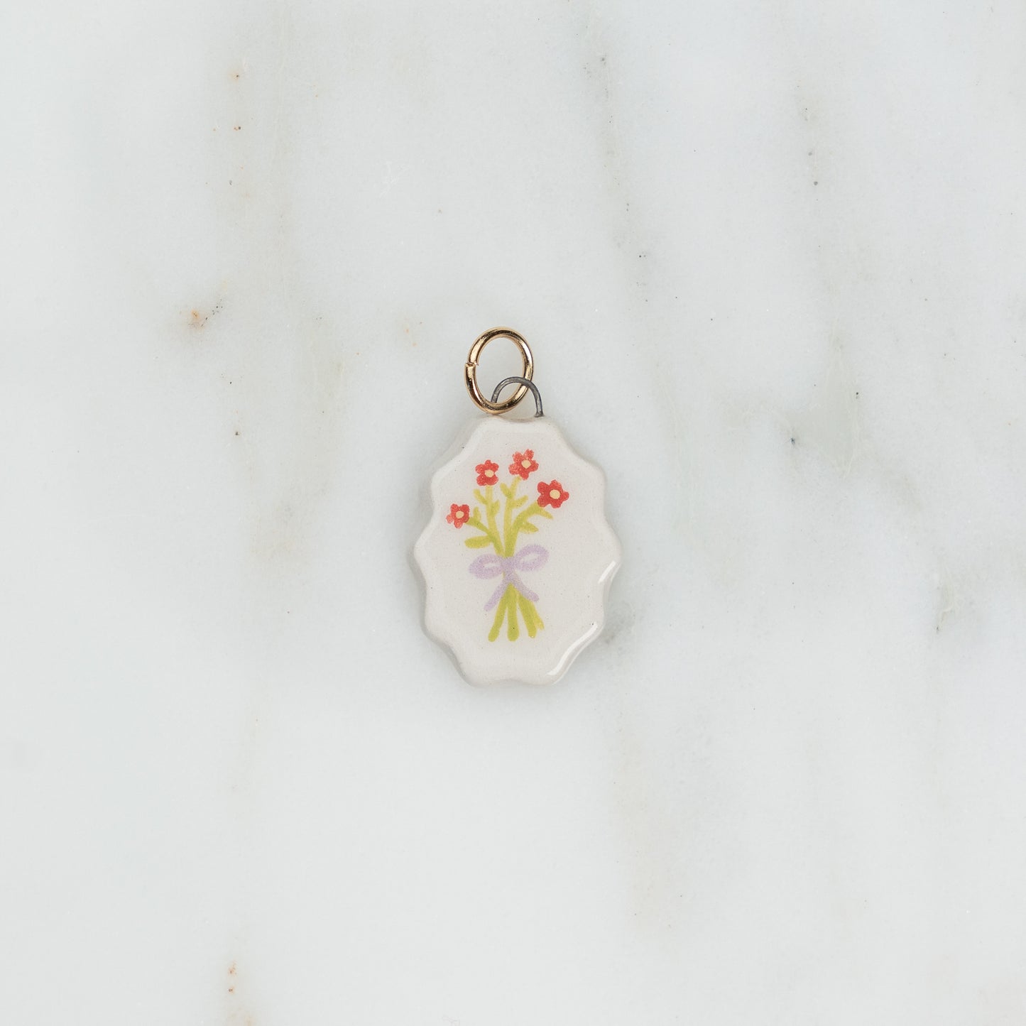 Ciondolo ovale con bordo ondulato