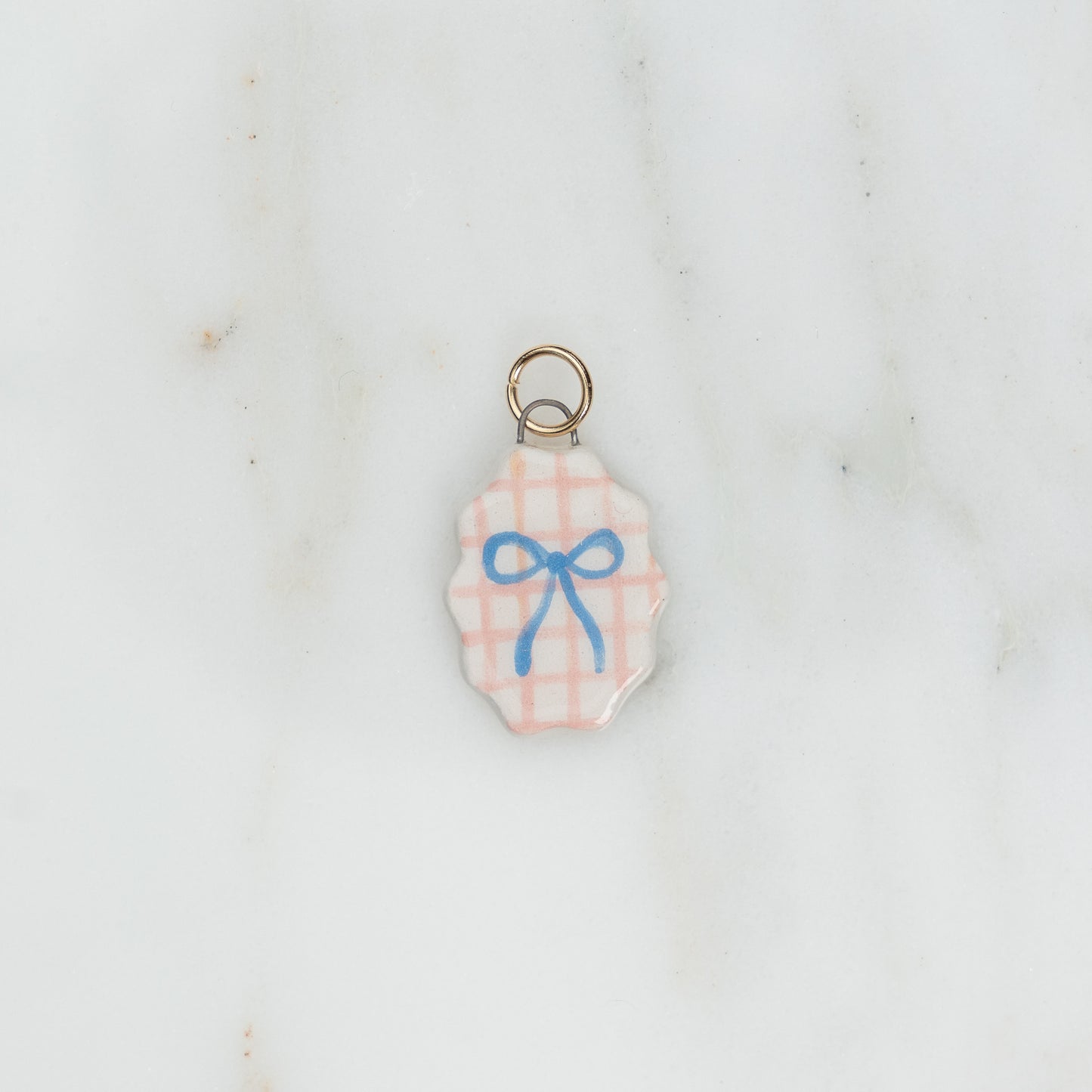 Ciondolo ovale con bordo ondulato