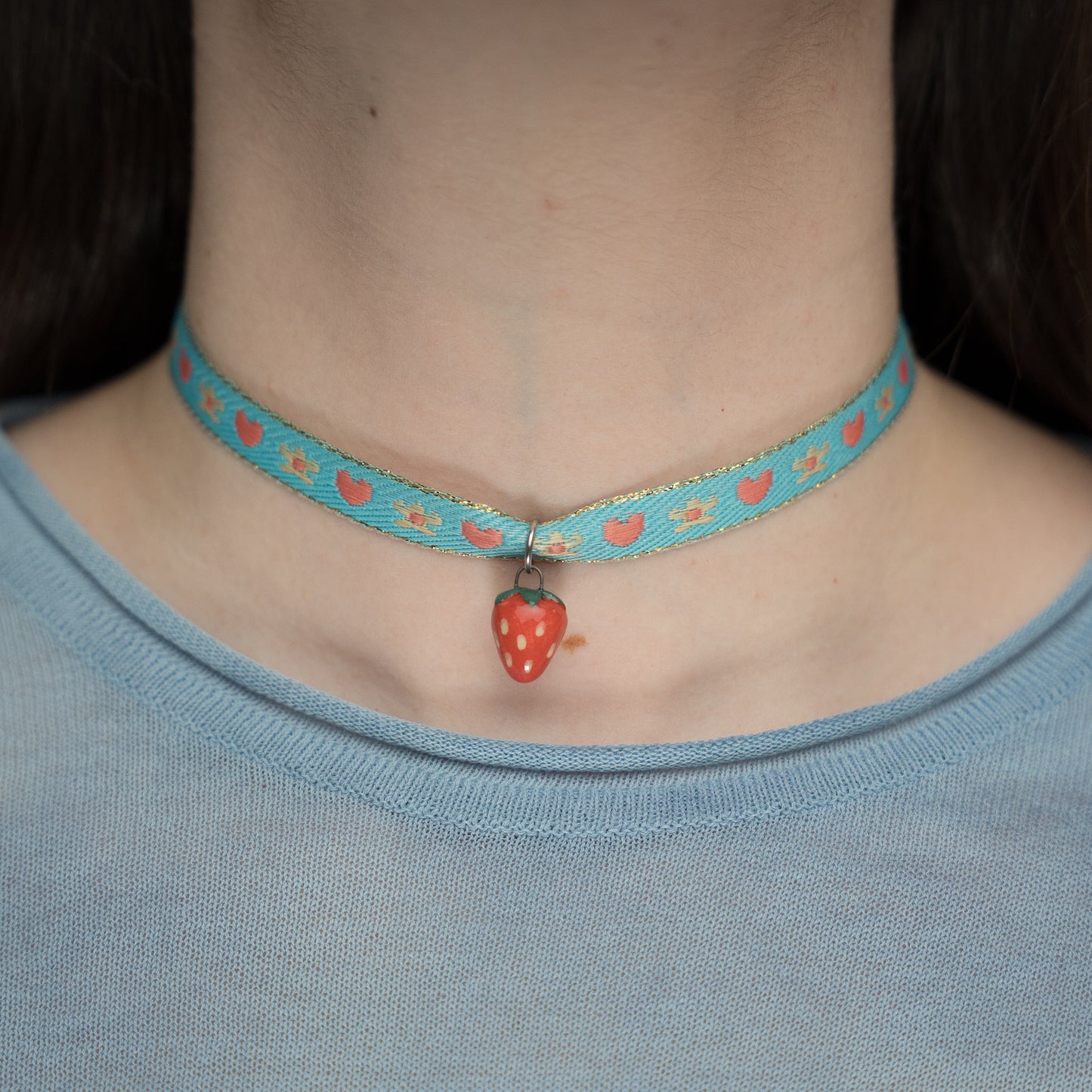 Choker con ciondolo fragolina