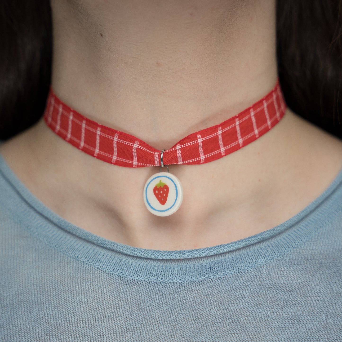 Choker con ciondolo tondo con fragola