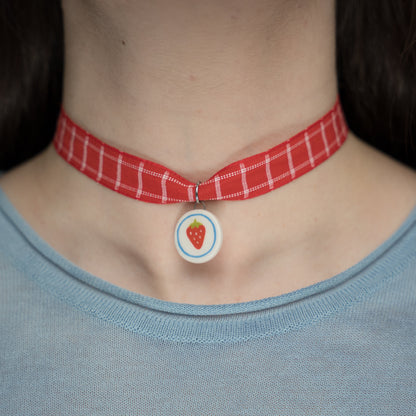 Choker con ciondolo tondo con fragola