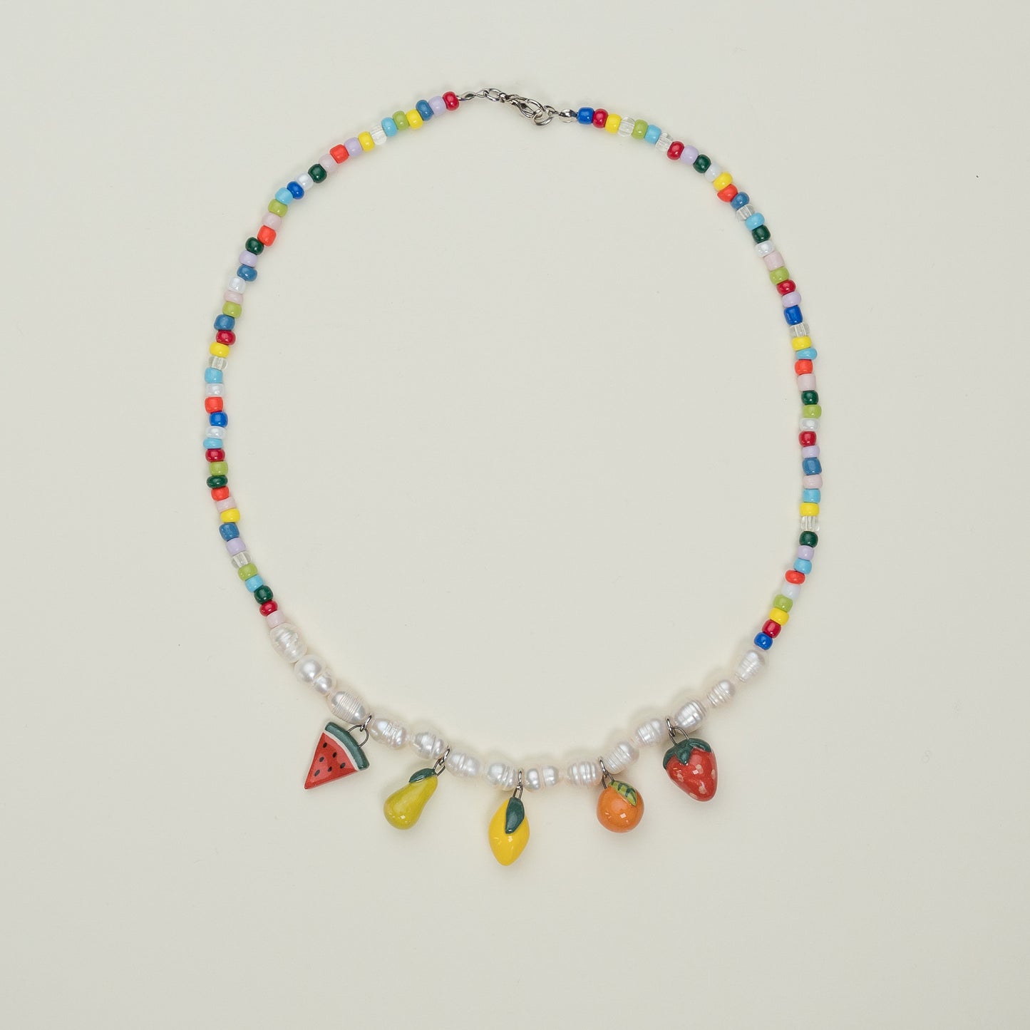 Collana con perle e mix ciondoli frutta