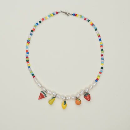 Collana con perle e mix ciondoli frutta