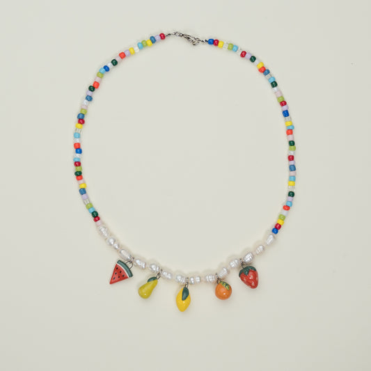 Collana con perle e mix ciondoli frutta