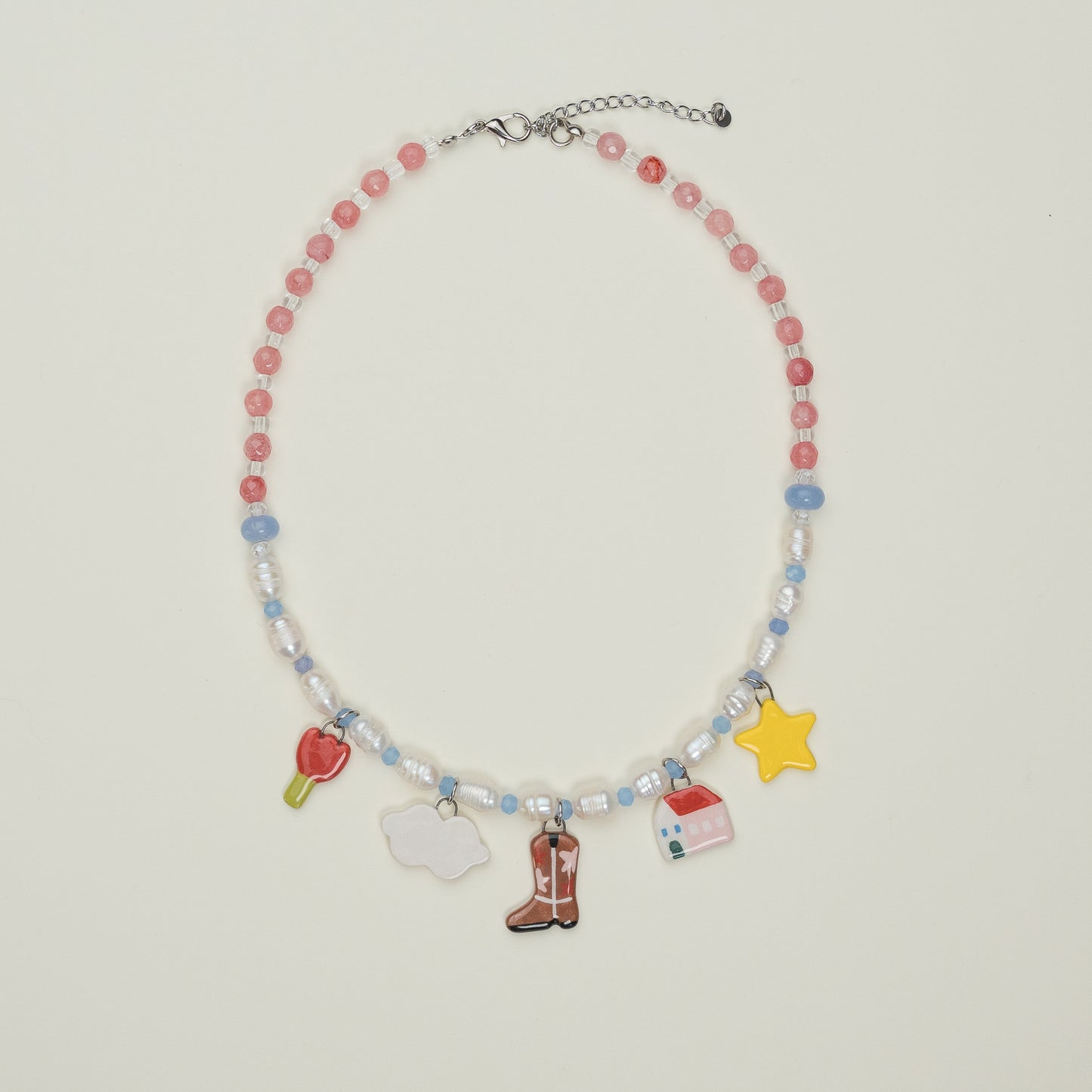 Collana con perle e mix ciondoli