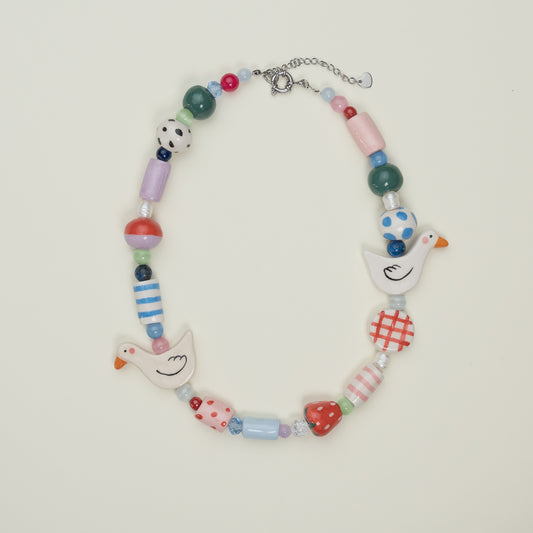 Collana con perline in ceramica e paperelle