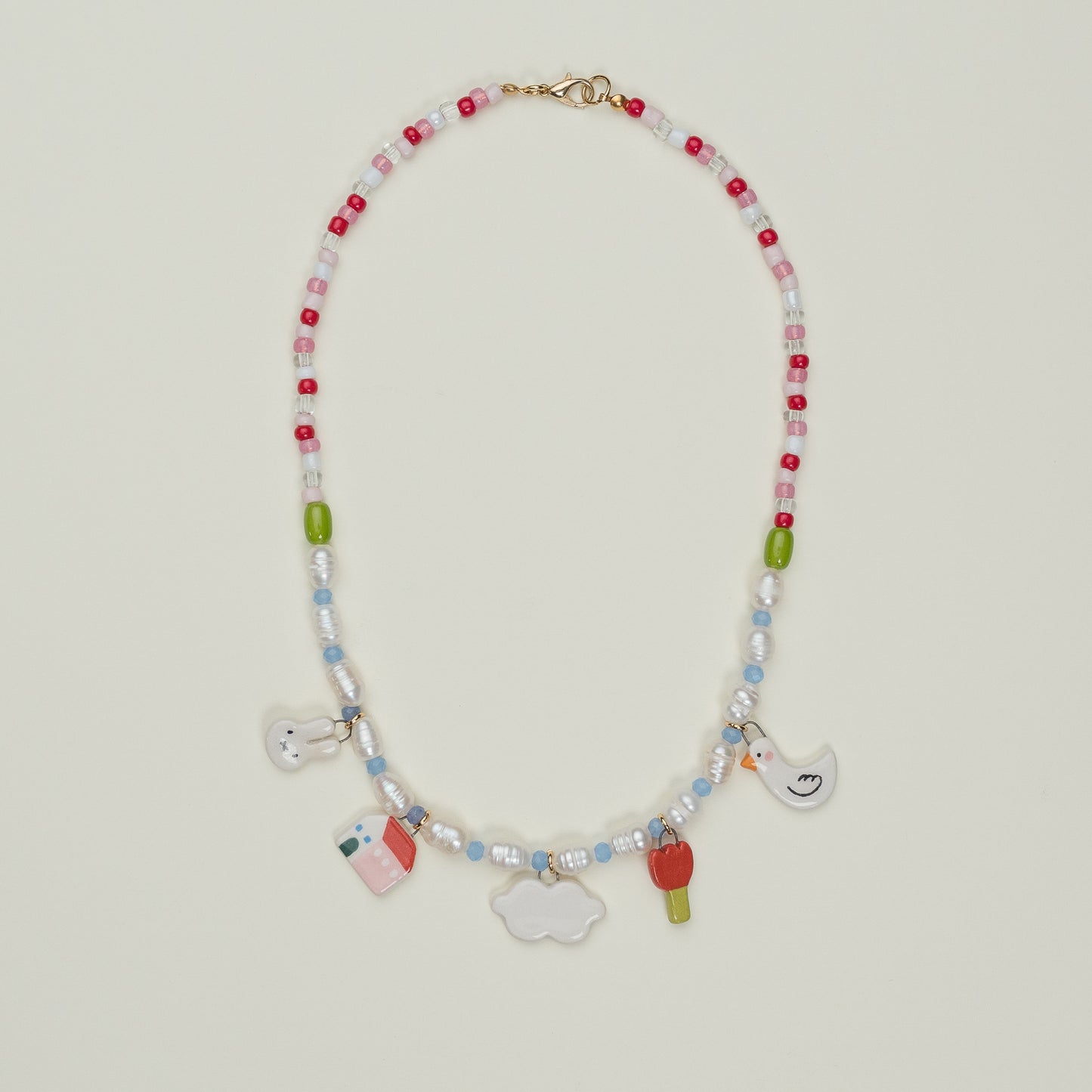 Collana con perle e mix ciondoli