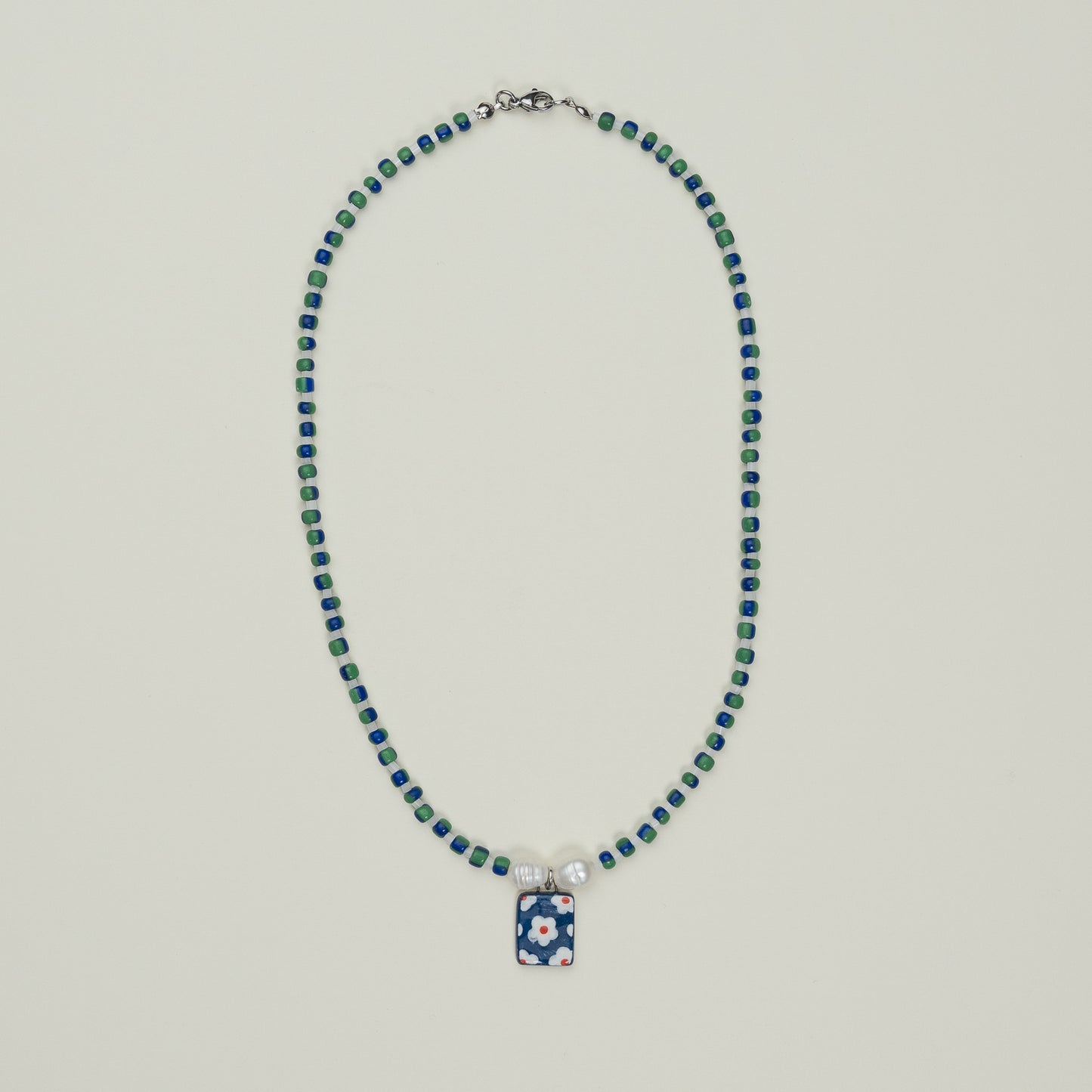 Collana di perline con ciondolo fiorellini