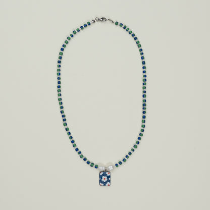 Collana di perline con ciondolo fiorellini