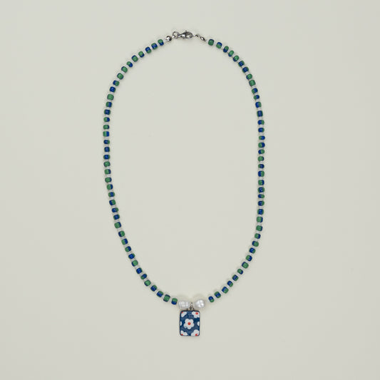 Collana di perline con ciondolo fiorellini