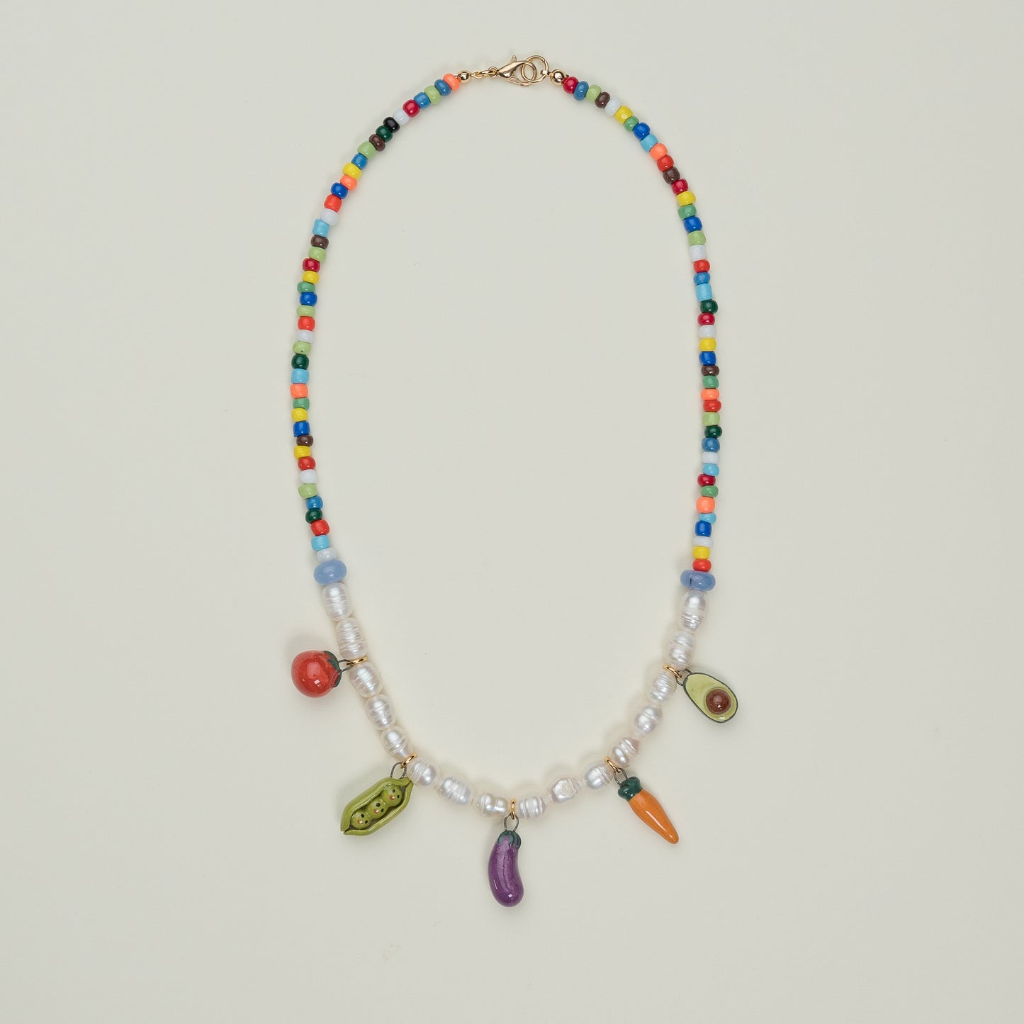 Collana con perle e ortaggi