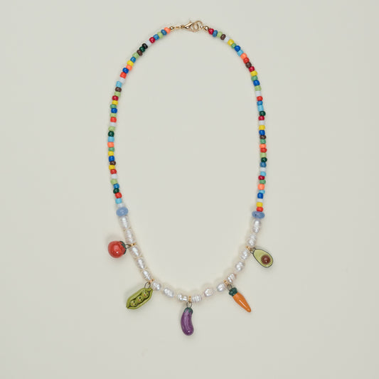 Collana con perle e ortaggi