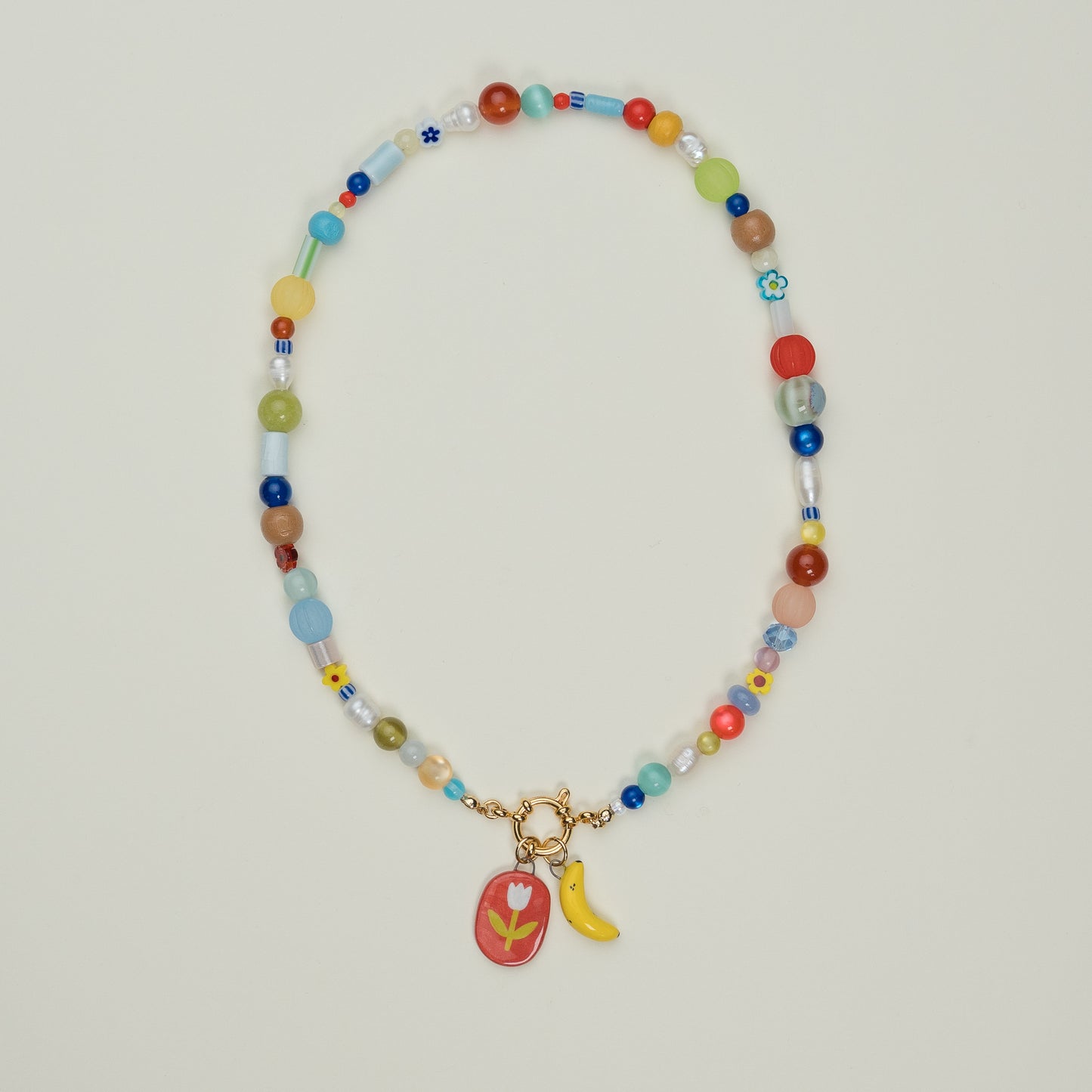 Collana colorata con coppia di ciondoli
