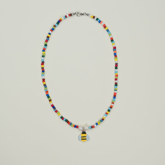 Collana di perline colorate con ciondolo apetta