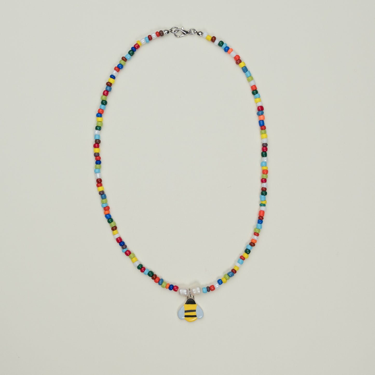 Collana di perline colorate con ciondolo apetta