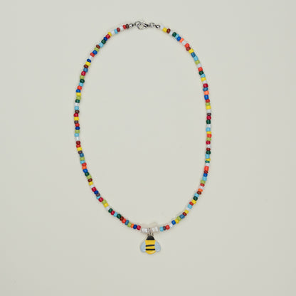 Collana di perline colorate con ciondolo apetta