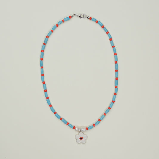 Collana con fiore bianco