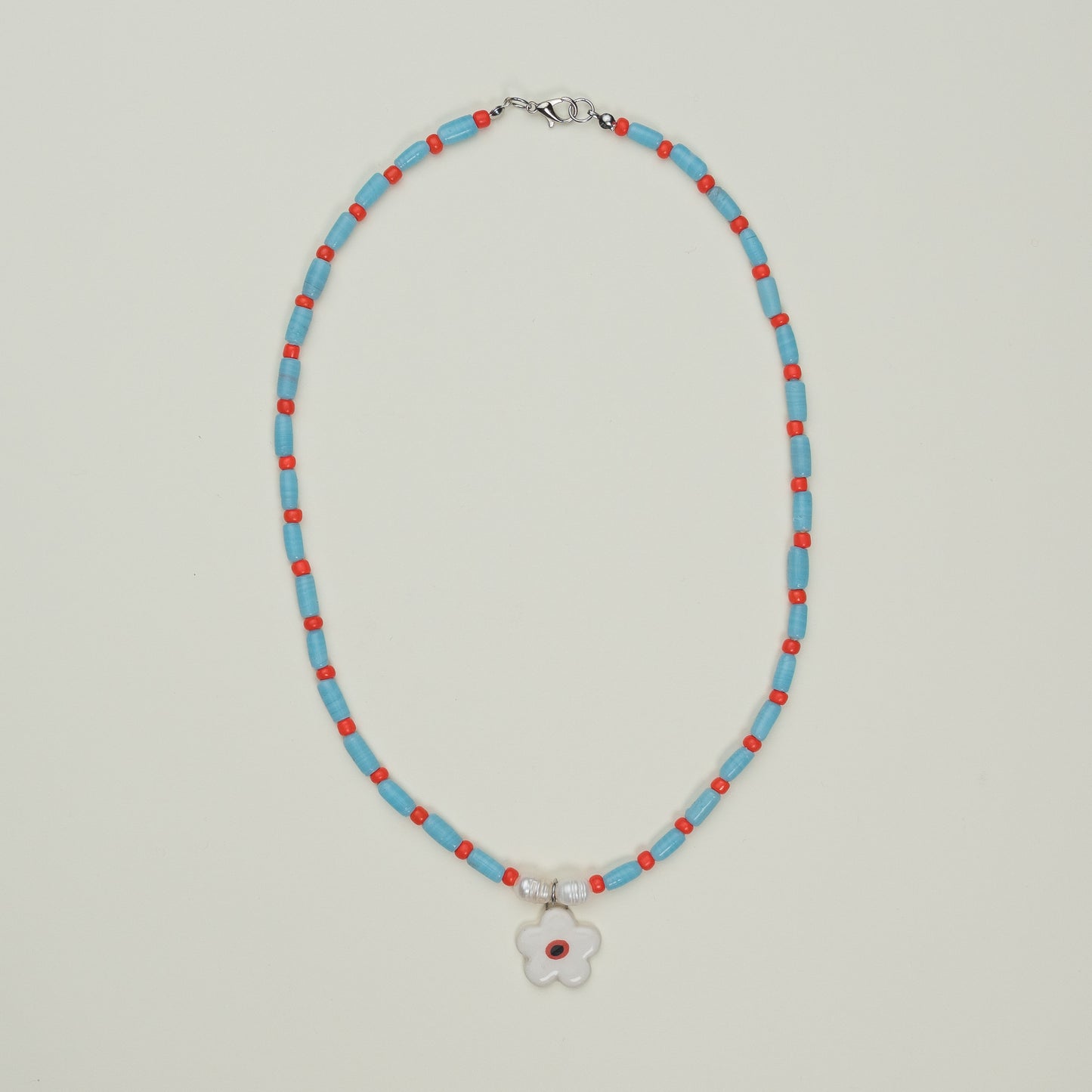 Collana con fiore bianco